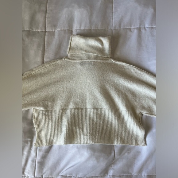 URBAN OUTFITTERS Knit Cropped Turtleneck - Picture 2 of 3
